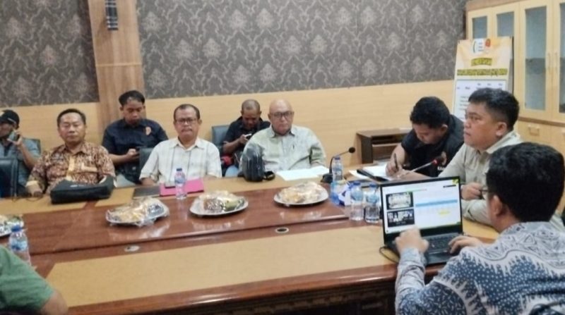 Keterangan gambar:
Suasana rapat koordinasi Tim Satgas Pengendalian Harga Beras (PHB) Provinsi Papua Barat bersama sejumlah perwakilan instansi terkait yang digelar melalui zoom meeting dari Posko Satgas Polres Teluk Bintuni, Sabtu (25/10/2025). Pertemuan membahas hasil sidak harga beras yang masih di atas HET di sejumlah pasar di Papua Barat.