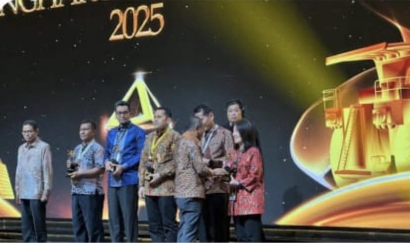 Kathy Wu, Regional President Asia Pacific BP, menerima Penghargaan Subroto 2025 dari Menteri ESDM Bahlil Lahadalia di Jakarta, Jumat (24/10/2025).