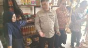 Keterangan Foto: Koordinator tim Satgas Pengendalian Harga Beras (PHB) Provinsi Papua Barat memberikan penjelasan kepada salah satu pengecer beras di Pasar Sentral Bintuni mengenai pentingnya penyesuaian harga sesuai dengan ketentuan Harga Eceran Tertinggi (HET) yang telah ditetapkan pemerintah. Kegiatan ini merupakan bagian dari inspeksi mendadak (sidak) Satgas PHB untuk memastikan stabilitas harga dan ketersediaan beras di wilayah Kabupaten Teluk Bintuni, Sabtu (25/10/2025).