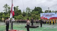 Keterangan Gambar: Kapolres Teluk Bintuni AKBP Hari Sutanto, S.I.K. memimpin upacara peringatan Hari Sumpah Pemuda ke-97 Tahun 2025 di Lapangan Apel Mapolres Teluk Bintuni, Selasa (28/10/2025). Upacara berlangsung khidmat dengan diikuti oleh seluruh jajaran personel Polres Teluk Bintuni.