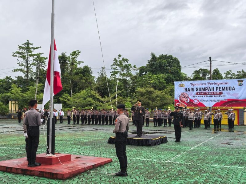 Keterangan Gambar:
Kapolres Teluk Bintuni AKBP Hari Sutanto, S.I.K. memimpin upacara peringatan Hari Sumpah Pemuda ke-97 Tahun 2025 di Lapangan Apel Mapolres Teluk Bintuni, Selasa (28/10/2025). Upacara berlangsung khidmat dengan diikuti oleh seluruh jajaran personel Polres Teluk Bintuni.