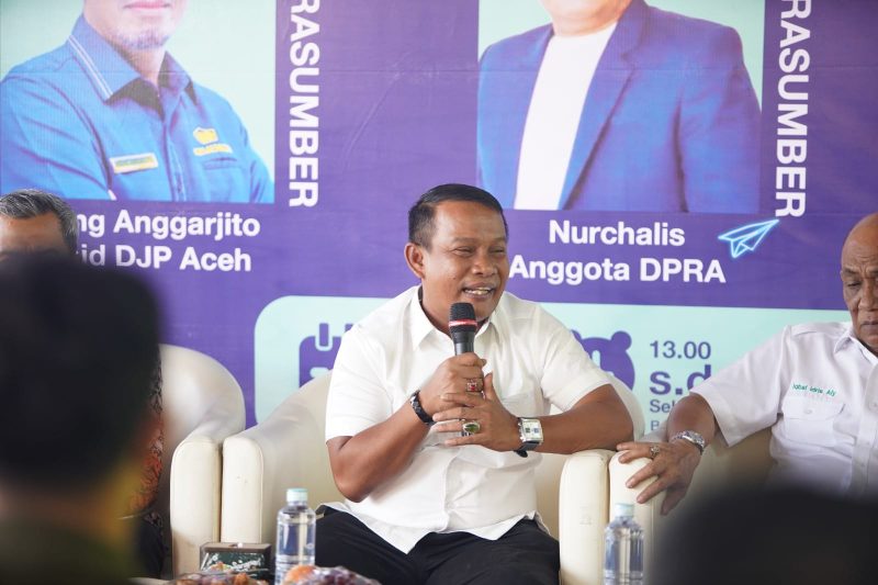 Keterangan Gambar:
Ketua Fraksi Partai NasDem DPRA sekaligus Anggota Komisi III, Nurchalis, S.P., M.Si, berbicara dalam Diskusi Publik bertajuk “Masa Depan Pertambangan Aceh: Harapan atau Ancaman” di Banda Aceh. Dalam kesempatan itu, Nurchalis menekankan pentingnya peran pemerintah dalam menyiapkan sumber daya manusia (SDM) muda Aceh agar mampu berkompetisi dan berperan aktif di sektor pertambangan, bukan sekadar menjadi penonton di daerah sendiri.