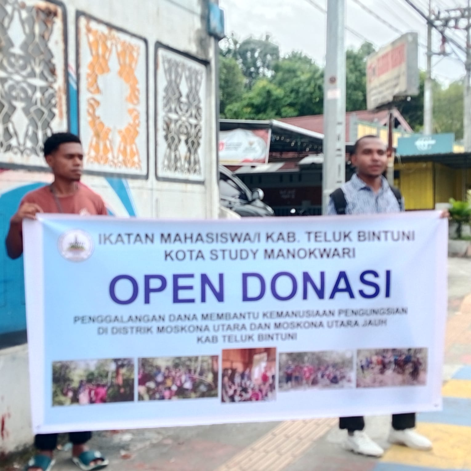 Keterangan gambar: Sejumlah mahasiswa Teluk Bintuni di Manokwari menggelar aksi penggalangan dana di lampu merah Wosi Haji Bau, Selasa (28/10/2025).   Aksi ini merupakan bentuk solidaritas dan kepedulian terhadap warga terdampak konflik dan pengungsian di dua distrik di Kabupaten Teluk Bintuni, Papua Barat.