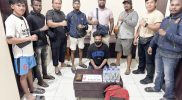 Dalam gambar: Pimpinan Sat Narkoba Polres Teluk Bintuni bersama anggotanya saat mengamankan seorang pria pengangguran (menggunakan masker hitam) yang kedapatan memiliki paket ganja siap edar beserta barang bukti. Foto diambil setelah pelaku diamankan di Markas Polres Teluk Bintuni, Selasa (28/10/2025). Foto: Humas Polres Teluk Bintuni.