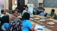 Suasana rapat koordinasi Tim Satgas Pengendalian Harga Beras (PHB) Provinsi Papua Barat bersama perwakilan instansi terkait melalui Zoom Meeting dari Posko Satgas Polres Teluk Bintuni, Sabtu (25/10/2025). Rapat membahas hasil sidak harga beras yang masih di atas HET di sejumlah pasar Papua Barat.