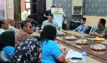 Suasana rapat koordinasi Tim Satgas Pengendalian Harga Beras (PHB) Provinsi Papua Barat bersama perwakilan instansi terkait melalui Zoom Meeting dari Posko Satgas Polres Teluk Bintuni, Sabtu (25/10/2025). Rapat membahas hasil sidak harga beras yang masih di atas HET di sejumlah pasar Papua Barat.