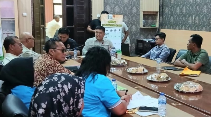 Suasana rapat koordinasi Tim Satgas Pengendalian Harga Beras (PHB) Provinsi Papua Barat bersama perwakilan instansi terkait melalui Zoom Meeting dari Posko Satgas Polres Teluk Bintuni, Sabtu (25/10/2025). Rapat membahas hasil sidak harga beras yang masih di atas HET di sejumlah pasar Papua Barat.