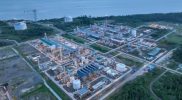 Keterangan gambar: Tampak dari udara fasilitas produksi LNG Tangguh di Teluk Bintuni, Papua Barat. Meski beroperasi di wilayah adat Suku Besar Sebyar, masyarakat adat hingga kini belum mendapatkan pengakuan resmi sebagai suku penghasil dari pengelolaan LNG tersebut. (Foto: Dok. Istimewa)
