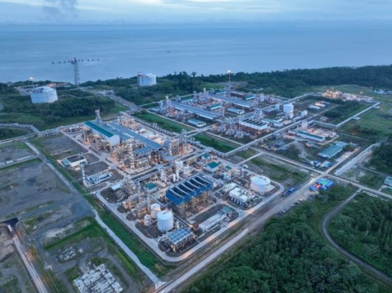Keterangan gambar:
Tampak dari udara fasilitas produksi LNG Tangguh di Teluk Bintuni, Papua Barat. Meski beroperasi di wilayah adat Suku Besar Sebyar, masyarakat adat hingga kini belum mendapatkan pengakuan resmi sebagai suku penghasil dari pengelolaan LNG tersebut. (Foto: Dok. Istimewa)