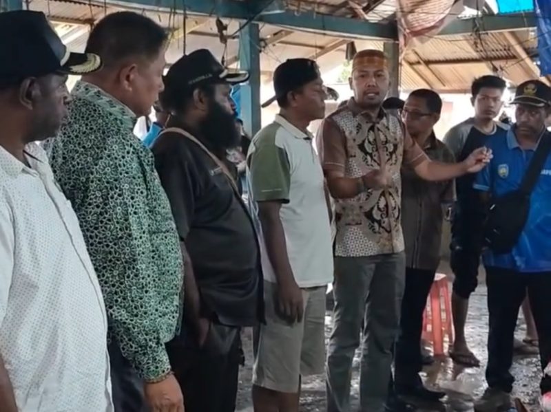 Keterangan gambar:
Tampak Wakil Ketua II DPRK Teluk Bintuni, Yasman Yasir, S.E., memberikan penjelasan kepada para pedagang di area Pasar Ikan, Pasar Sentral Bintuni. Dalam kunjungan tersebut, Yasman berdialog langsung dengan pedagang untuk menegaskan larangan praktik sewa menyewa lapak serta memastikan lapak pasar dimanfaatkan oleh masyarakat lokal sesuai peruntukannya.