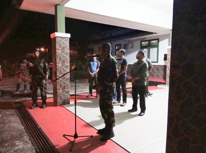 Komandan Kodim 1806/Teluk Bintuni Letkol Inf. Teguh Eko Efendi memimpin upacara pelepasan jenazah almarhum Praka Amin Nurohman, prajurit Yonif 410/Alugoro yang gugur dalam tugas di Distrik Moskona Utara, Teluk Bintuni, Minggu (12/10/2025).