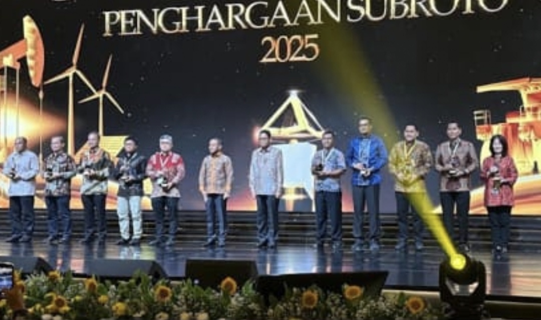 Para penerima Penghargaan Subroto 2025 berfoto bersama dalam acara penganugerahan yang digelar Kementerian ESDM.