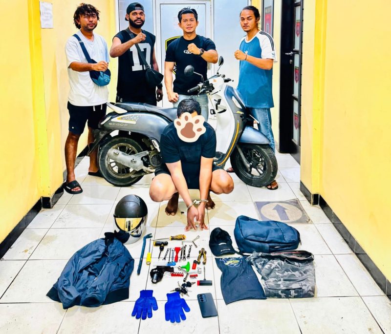 Keterangan Gambar:
Terlihat Tim Macan Gunung Sat Reskrim Polres Teluk Bintuni bersama satu orang terduga pelaku pencurian layar monitor alat berat (ekskavator) yang berhasil diamankan tanpa perlawanan. Dalam foto, pelaku (wajah ditutup stiker) tampak berjongkok dengan tangan diborgol di depan barang bukti hasil penangkapan.  Sumber foto: Humas Polres Teluk Bintuni.