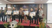 Keterangan Gambar: Tampak Kepala Dinas Pendidikan, Kebudayaan, Pemuda, dan Olahraga (Dikbudpora) Kabupaten Teluk Bintuni, Dr. Henry D. Kapuangan (tengah), bersama Kepala Sekolah SMP SATAP Moyeba, Supardi, S.Pd.Gr. (kedua dari kanan), saat menerima penghargaan sebagai Kepala Sekolah Terbaik GTK Dedikatif tingkat SMP Provinsi Papua Barat dalam ajang Malam Apresiasi GTK 2025 di Manokwari. (Foto : Istimewa). 