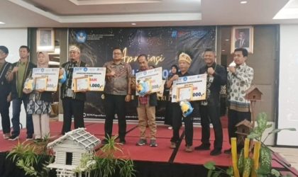 Keterangan Gambar: Tampak Kepala Dinas Pendidikan, Kebudayaan, Pemuda, dan Olahraga (Dikbudpora) Kabupaten Teluk Bintuni, Dr. Henry D. Kapuangan (tengah), bersama Kepala Sekolah SMP SATAP Moyeba, Supardi, S.Pd.Gr. (kedua dari kanan), saat menerima penghargaan sebagai Kepala Sekolah Terbaik GTK Dedikatif tingkat SMP Provinsi Papua Barat dalam ajang Malam Apresiasi GTK 2025 di Manokwari. (Foto : Istimewa). 