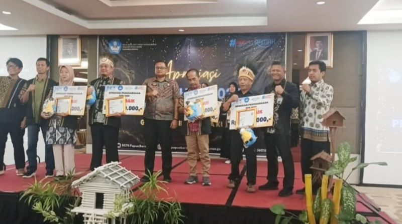 Keterangan Gambar:
Tampak Kepala Dinas Pendidikan, Kebudayaan, Pemuda, dan Olahraga (Dikbudpora) Kabupaten Teluk Bintuni, Dr. Henry D. Kapuangan (tengah), bersama Kepala Sekolah SMP SATAP Moyeba, Supardi, S.Pd.Gr. (kedua dari kanan), saat menerima penghargaan sebagai Kepala Sekolah Terbaik GTK Dedikatif tingkat SMP Provinsi Papua Barat dalam ajang Malam Apresiasi GTK 2025 di Manokwari. (Foto : Istimewa). 