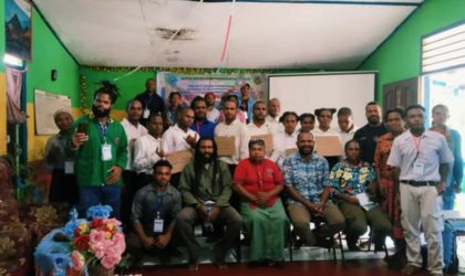 📸 Sesi foto bersama pembina, Dewan Penasehat Organisasi (DPO), serta puluhan mahasiswa Yalimo usai kegiatan pembekalan di Aula Asrama Yalimo, Manokwari.