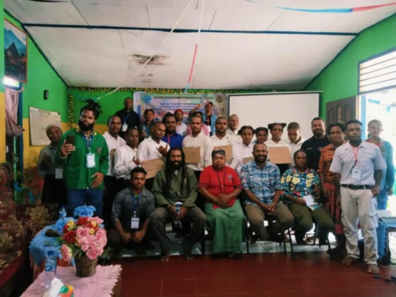 📸 Sesi foto bersama pembina, Dewan Penasehat Organisasi (DPO), serta puluhan mahasiswa Yalimo usai kegiatan pembekalan di Aula Asrama Yalimo, Manokwari.