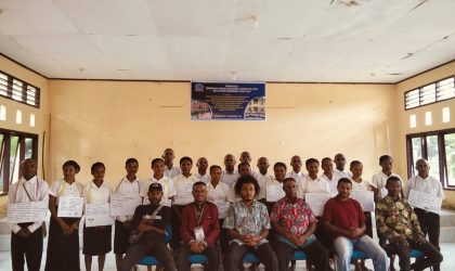 Pembinaan Asrama Mahasiswa Sorong Selatan di Manokwari Bentuk Karakter dan Disiplin Generasi Penerus 📸 Sesi foto bersama pembina, senior, dan mahasiswa baru Asrama Mahasiswa Sorong Selatan di Manokwari. (Foto: JS/MPR)