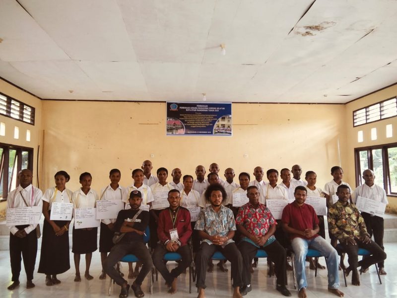 Pembinaan Asrama Mahasiswa Sorong Selatan di Manokwari Bentuk Karakter dan Disiplin Generasi Penerus  📸 Sesi foto bersama pembina, senior, dan mahasiswa baru Asrama Mahasiswa Sorong Selatan di Manokwari.
(Foto: JS/MPR)