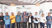 Keterangan Gambar: Gubernur Papua Barat, Dominggus Mandacan (tengah), berpose bersama jajaran pengurus Lembaga Masyarakat Adat (LMA) dan Forum Komunikasi Hak-hak Masyarakat Adat Suku Besar Sebyar usai pertemuan di Masinam Beach, Manokwari, Minggu (2/11/2025). Pertemuan tersebut membahas aspirasi masyarakat adat terkait pemerataan Dana Bagi Hasil (DBH) serta pengelolaan sumber daya migas di wilayah adat Sebyar. (Sumber foto: Narasumber)