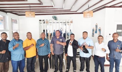 Keterangan Gambar: Gubernur Papua Barat, Dominggus Mandacan (tengah), berpose bersama jajaran pengurus Lembaga Masyarakat Adat (LMA) dan Forum Komunikasi Hak-hak Masyarakat Adat Suku Besar Sebyar usai pertemuan di Masinam Beach, Manokwari, Minggu (2/11/2025). Pertemuan tersebut membahas aspirasi masyarakat adat terkait pemerataan Dana Bagi Hasil (DBH) serta pengelolaan sumber daya migas di wilayah adat Sebyar. (Sumber foto: Narasumber)