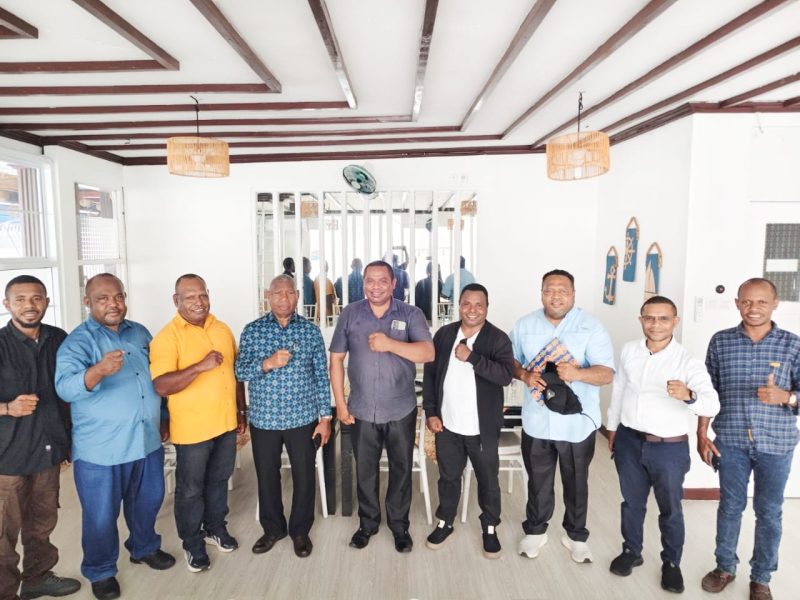 Keterangan Gambar:
Gubernur Papua Barat, Dominggus Mandacan (tengah), berpose bersama jajaran pengurus Lembaga Masyarakat Adat (LMA) dan Forum Komunikasi Hak-hak Masyarakat Adat Suku Besar Sebyar usai pertemuan di Masinam Beach, Manokwari, Minggu (2/11/2025). Pertemuan tersebut membahas aspirasi masyarakat adat terkait pemerataan Dana Bagi Hasil (DBH) serta pengelolaan sumber daya migas di wilayah adat Sebyar.
(Sumber foto: Narasumber)