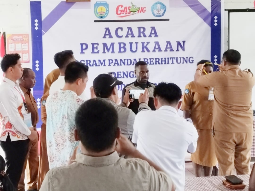 Keterangan gambar: Kepala Dinas Pendidikan, Kebudayaan, Pemuda dan Olahraga Kabupaten Teluk Bintuni, Dr. Henry D. Kapuangan, secara resmi membuka Program Cakap Membaca dan Berhitung (GASING) Fase II dengan menyematkan tanda peserta kepada dua perwakilan guru, Senin (3/11/2025), di SMP Negeri 2 Bintuni. Kegiatan diikuti oleh 115 guru dari berbagai sekolah di Teluk Bintuni.