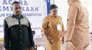 Keterangan gambar: Kepala Dinas Pendidikan, Kebudayaan, Pemuda dan Olahraga Kabupaten Teluk Bintuni, Dr. Henry D. Kapuangan, berjabat tangan dengan peserta usai menyematkan tanda peserta pada kegiatan Program Cakap Membaca dan Berhitung (GASING) Fase II di SMP Negeri 2 Bintuni, Senin (3/11/2025).