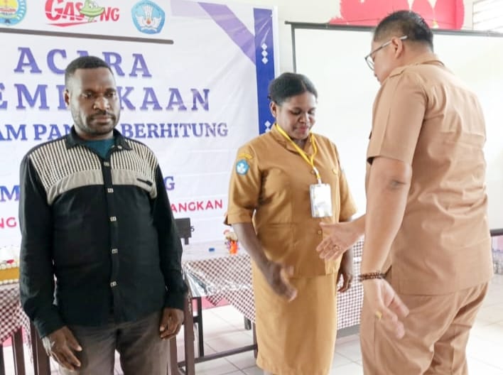 Keterangan gambar:
Kepala Dinas Pendidikan, Kebudayaan, Pemuda dan Olahraga Kabupaten Teluk Bintuni, Dr. Henry D. Kapuangan, berjabat tangan dengan peserta usai menyematkan tanda peserta pada kegiatan Program Cakap Membaca dan Berhitung (GASING) Fase II di SMP Negeri 2 Bintuni, Senin (3/11/2025).