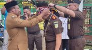 Tampak Wakil Bupati Teluk Bintuni menyematkan mahkota dan noken adat kepada Kepala Kejaksaan Negeri Teluk Bintuni yang baru, sebagai simbol kehormatan dan penyambutan di Tanah Sisar Matiti. (Foto: Humas Kejari Teluk Bintuni)