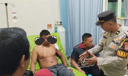 Wajah korban pembacokan oleh orang tak dikenal (OTK) di Teluk Bintuni ditutupi untuk menjaga privasi. Korban tampak sedang dimintai keterangan oleh pihak Polres Teluk Bintuni, Selasa (11/11/2025), di Puskesmas Bintuni. (Foto: Haiser Situmorang/MPR)