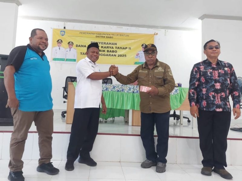 Wabup Joko Linggara Serahkan Dana Padat Karya Tahap II untuk Enam Pokja di Distrik Babo