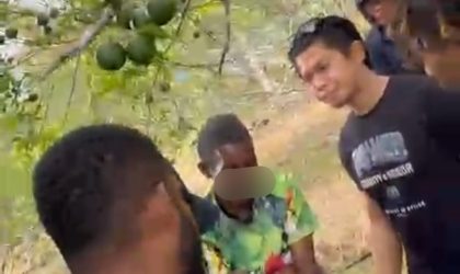 Petugas dari Tim Macan Gunung mengamankan terduga pelaku pembacokan di sebuah area kebun sebelum dibawa ke Polres Teluk Bintuni, Jumat (14/11/2025).