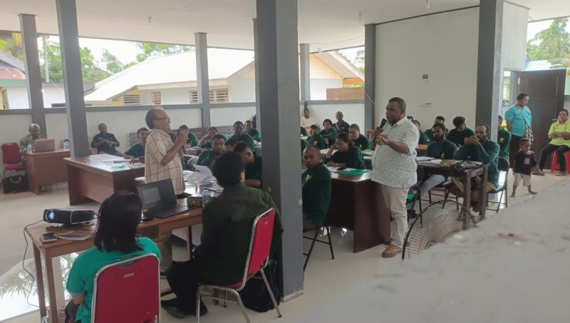 Kadin Pertanian Abraham A. Inanosa, SP., MP. memberikan pertanyaan kepada narasumber pada kegiatan Bimtek di Balai Kampung Waraitama.