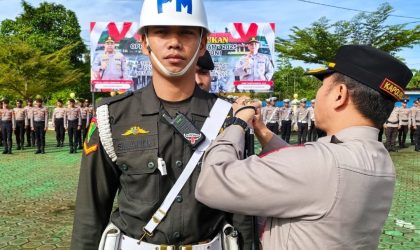 Keterangan Gambar: Kapolres Teluk Bintuni, AKBP Hari Sutanto, S.I.K., menyematkan pita operasi kepada perwakilan personel sebagai tanda dimulainya Operasi Zebra Mansinam 2025. Penyematan ini menjadi simbol resmi dimulainya pelaksanaan operasi yang bertujuan meningkatkan disiplin berlalu lintas serta mewujudkan keamanan dan keselamatan di wilayah Kabupaten Teluk Bintuni. (Foto: Humas Polres Teluk Bintuni)