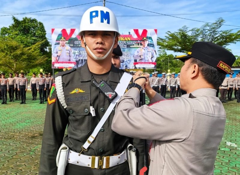 Keterangan Gambar:
Kapolres Teluk Bintuni, AKBP Hari Sutanto, S.I.K., menyematkan pita operasi kepada perwakilan personel sebagai tanda dimulainya Operasi Zebra Mansinam 2025. Penyematan ini menjadi simbol resmi dimulainya pelaksanaan operasi yang bertujuan meningkatkan disiplin berlalu lintas serta mewujudkan keamanan dan keselamatan di wilayah Kabupaten Teluk Bintuni.
(Foto: Humas Polres Teluk Bintuni)