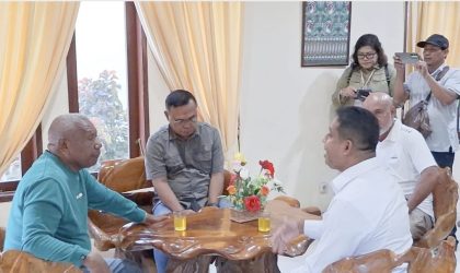 Bupati Yohanis Manibuy ( kemeja putih) Sambut Hangat Gubernur Dominggus Mandacan di Teluk Bintuni, Awali Kunker Agenda Pengiriman Kargo LNG Perdana