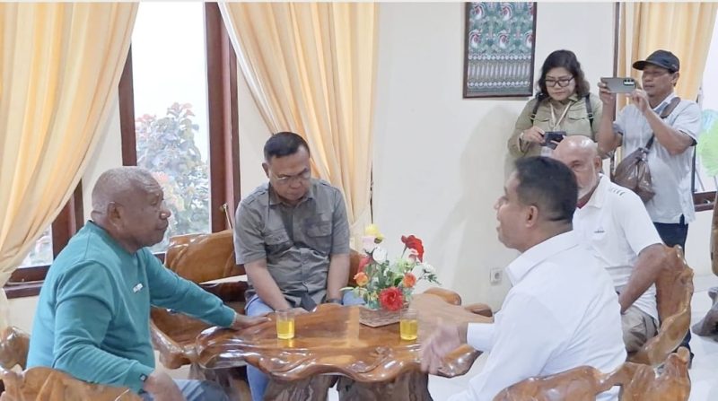 Bupati Yohanis Manibuy ( kemeja putih) Sambut Hangat Gubernur Dominggus Mandacan di Teluk Bintuni, Awali Kunker Agenda Pengiriman Kargo LNG Perdana