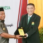 Keterangan gambar:
Wakil Bupati Teluk Bintuni Joko Lingara (kiri) bersama Ketua Umum PBSI Provinsi Papua Barat Drs. Deddy Sunandar saat pelantikan Pengurus PBSI Teluk Bintuni masa bakti 2025–2029.