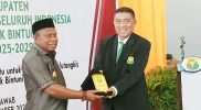 Keterangan gambar: Wakil Bupati Teluk Bintuni Joko Lingara (kiri) bersama Ketua Umum PBSI Provinsi Papua Barat Drs. Deddy Sunandar saat pelantikan Pengurus PBSI Teluk Bintuni masa bakti 2025–2029.