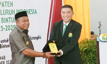 Keterangan gambar: Wakil Bupati Teluk Bintuni Joko Lingara (kiri) bersama Ketua Umum PBSI Provinsi Papua Barat Drs. Deddy Sunandar saat pelantikan Pengurus PBSI Teluk Bintuni masa bakti 2025–2029.