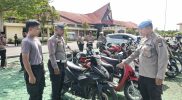 Keterangan Gambar: Kasi Propam Polres Teluk Bintuni Iptu Rico Baware, S.IP., bersama Kasat Lantas Iptu Yusuf Manilet melakukan pengecekan kendaraan bermotor milik personel saat penertiban internal dalam rangka Operasi Zebra Mansinam 2025 di halaman Mapolres Teluk Bintuni.