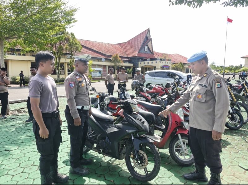 Keterangan Gambar:
Kasi Propam Polres Teluk Bintuni Iptu Rico Baware, S.IP., bersama Kasat Lantas Iptu Yusuf Manilet melakukan pengecekan kendaraan bermotor milik personel saat penertiban internal dalam rangka Operasi Zebra Mansinam 2025 di halaman Mapolres Teluk Bintuni.