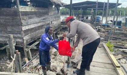 Foto yang diabadikan dalam kegiatan tersebut menunjukkan personel kepolisian menyerahkan paket sembako langsung kepada warga, menggambarkan kedekatan dan kepedulian polisi terhadap masyarakat.