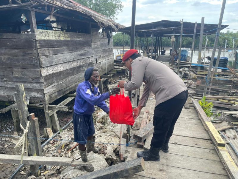 Foto yang diabadikan dalam kegiatan tersebut menunjukkan personel kepolisian menyerahkan paket sembako langsung kepada warga, menggambarkan kedekatan dan kepedulian polisi terhadap masyarakat.