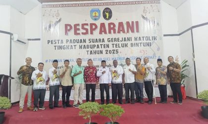 Keterangan Gambar: Wakil Bupati Teluk Bintuni resmi membuka Pesta Paduan Suara Gerejani Katolik (Pesparani) Tingkat Kabupaten Teluk Bintuni Tahun 2025. Sumber foto: Staf PROKOMPIM Setda Teluk Bintuni.